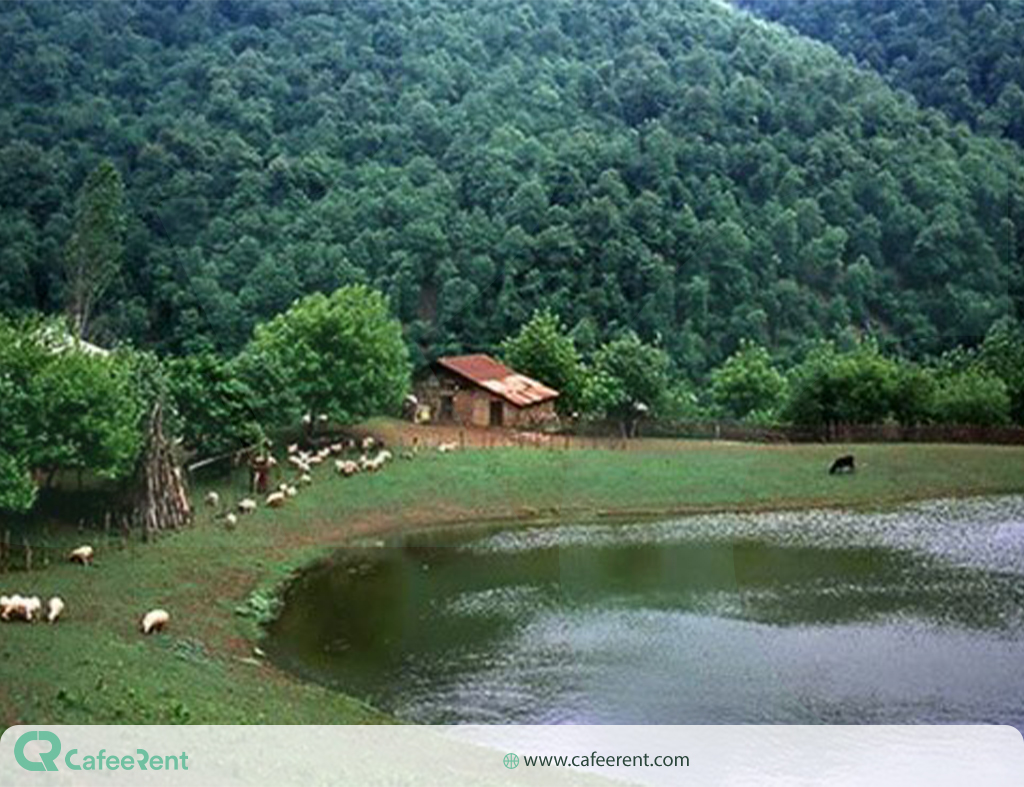 دریاچه و روستا
