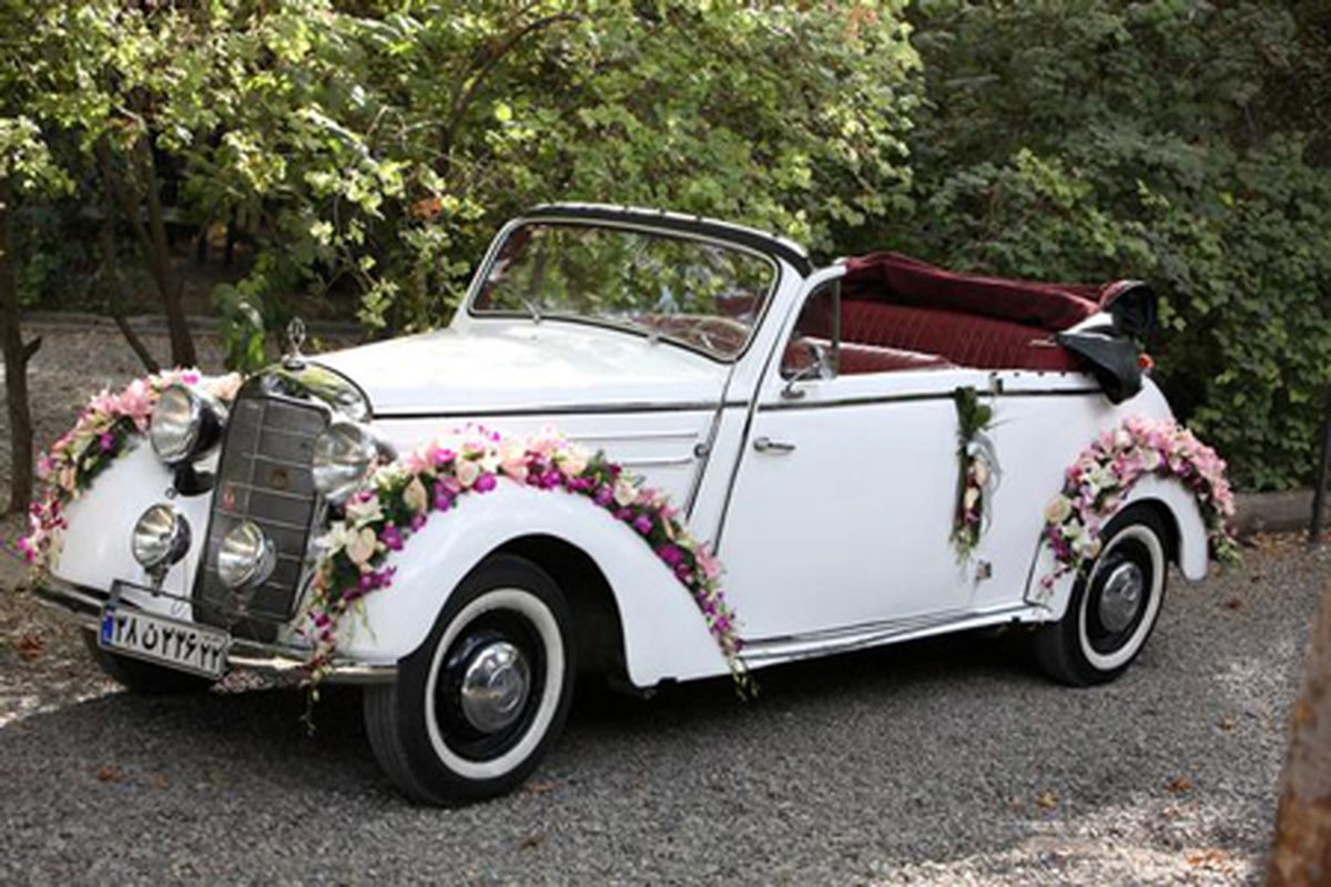نمای پهلو ماشین های کلاسیک برای عروسی